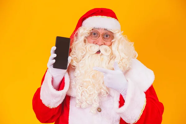 Père Noël Tenant Smartphone Dans Les Mains — Photo