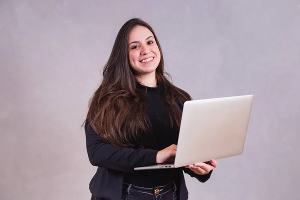 Деловая Женщина Работающая Своим Ноутбуком — стоковое фото