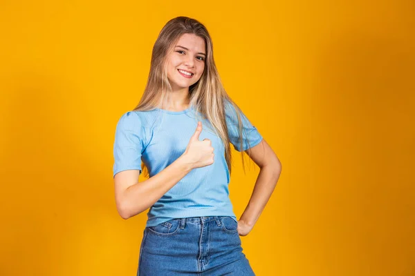 Mavi Gömlekli Mutlu Beyaz Bir Kadın Başparmak Işareti Yaptırıyor Gülümseyerek — Stok fotoğraf