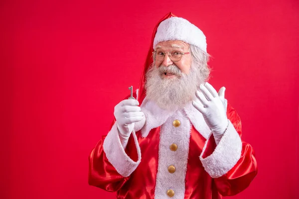 Jultomten Håller Nycklar Till Nytt Hus Eller Lägenhet Röd Bakgrund — Stockfoto