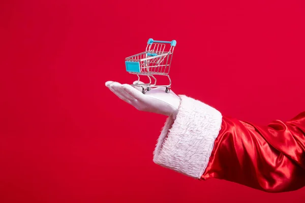 Papai Noel Supermercado Ele Está Mostrando Mini Carrinho Conceito Natal — Fotografia de Stock
