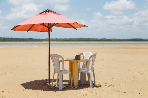 Foto Von Stühlen Und Sonnenschirm Mit Einem Teich Hintergrund Strand — Stockfoto