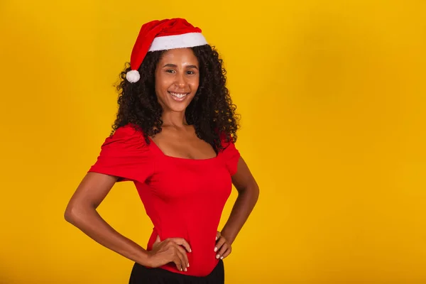 Χαμογελώντας Νεαρή Αφροαμερικανή Χριστουγεννιάτικο Καπέλο Απομονωμένη Κίτρινο Φόντο Τοίχου Πορτραίτο — Φωτογραφία Αρχείου