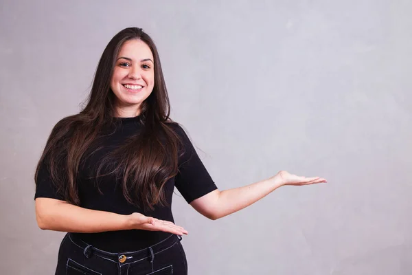 Usmívání Velikost Žena Ukazuje Stranu Prostorem Pro Text — Stock fotografie