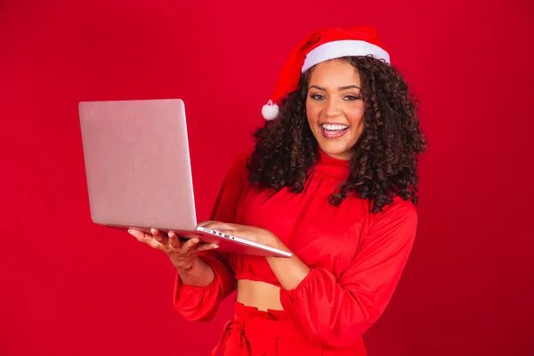 Afro Mulher Com Santa Claus Cap Usando Laptop Fundo Vermelho — Fotografia de Stock