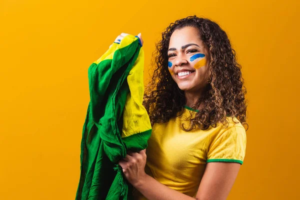 ブラジル人のファンで彼女の顔は青と黄色で描かれています — ストック写真