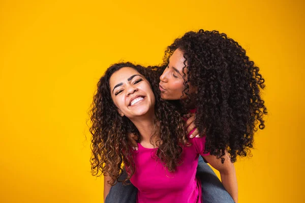 Dois Belos Amigos Afro Abraçados Conceito Melhores Amigos Irmãs — Fotografia de Stock