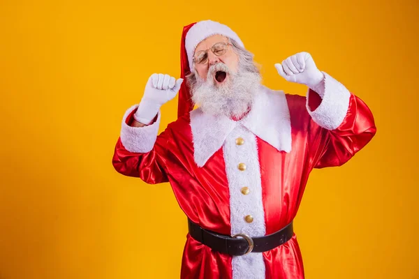 Babbo Natale Sonnolento Con Sfondo Giallo Occhiali Cappello Babbo Natale — Foto Stock