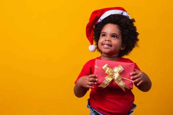 Sonriente Niño Afro Santa Claus Sombrero Rojo Con Regalo Navidad —  Fotos de Stock