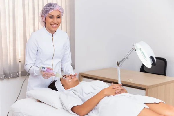 Darsonval Cosmetology Apparatus Face Cleaning Procedure Salon Skincare Treatment Professional — Stock Photo, Image