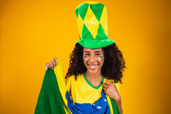 巴西的支持者巴西女子球迷在足球或足球比赛中庆祝黄色背景 巴西色彩 — 图库照片