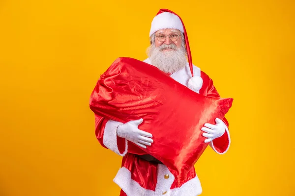 圣诞老人提着装满礼物的袋子 — 图库照片
