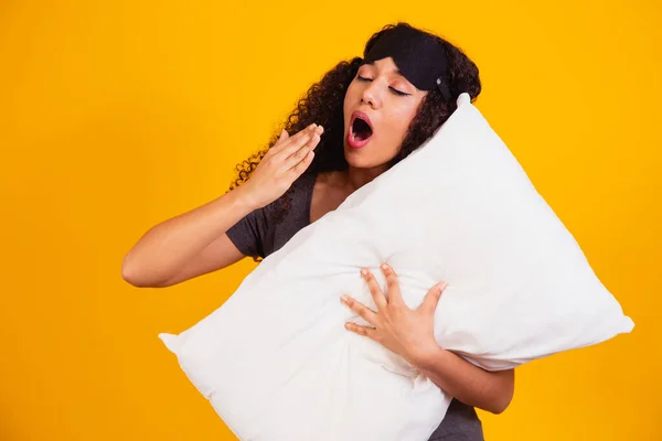 Foto Una Ragazza Afro Abbracciare Cuscino Sfondo Giallo Sbadigliando Dal — Foto Stock
