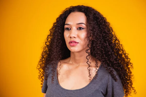 Afro Saç Stili Cazibeli Makyajlı Afro Amerikan Kadının Güzel Portresi — Stok fotoğraf