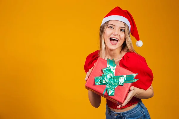 Leende Upphetsad Kvinna Röd Santa Claus Outfit Hålla Julklapp Örat — Stockfoto