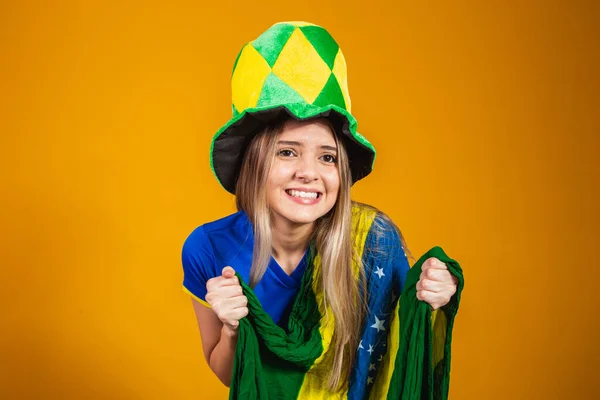 Blondýny Brazilské Ventilátor Slaví Žlutém Pozadí Brazilskou Vlajkou — Stock fotografie