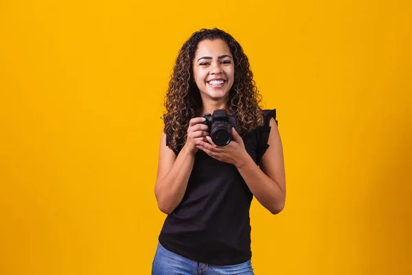 Νεαρή Αφρο Γυναίκα Φωτογραφία Κίτρινο Φόντο Κρατώντας Μια Φωτογραφική Μηχανή — Φωτογραφία Αρχείου