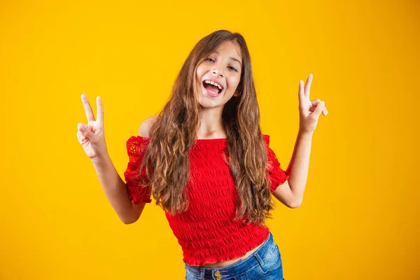 Zdjęcie Uroczej Delikatnej Nastolatki Znakiem Uśmiechniętym Żółtym Tle — Zdjęcie stockowe