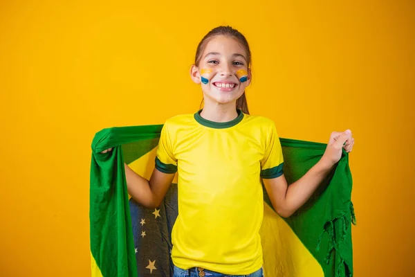 足球的支持者 巴西队 美丽的小女孩在黄色的背景上为她的球队欢呼 — 图库照片