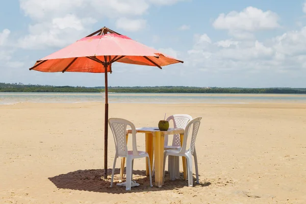 椅子和伞的照片 后面有一个池塘 假期和夏天 — 图库照片
