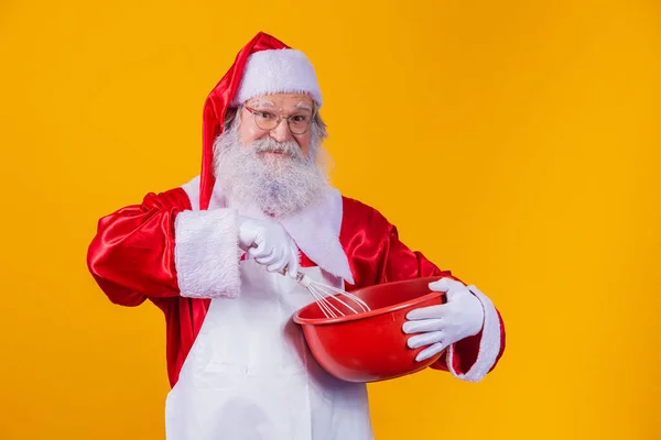 Weihnachtsmann Mit Einer Schale Schlagkuchen Auf Gelbem Hintergrund — Stockfoto