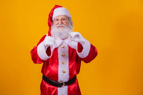 Санта Клаус Шприцом Вакциною Руках Санта Клаус Тримає Вакцину Проти — стокове фото