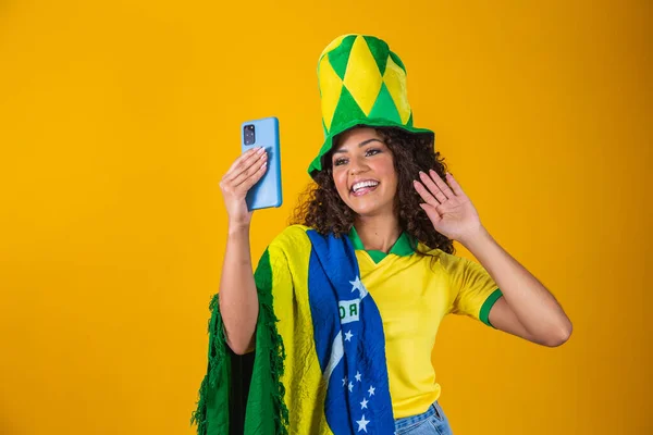 Brasileiro Retrato Brasileira Mostrando Seu Celular Vestida Como Futebol  Jogo fotos, imagens de © Ibstock #655785566