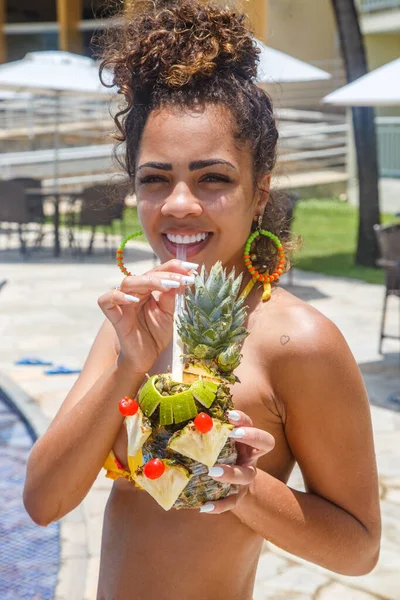 Jeune Femme Vacances Prendre Une Boisson Ananas — Photo