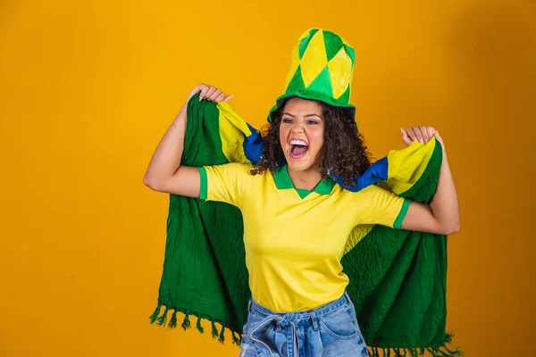 非洲女孩为最受欢迎的巴西队欢呼 带着黄色背景的国旗 — 图库照片