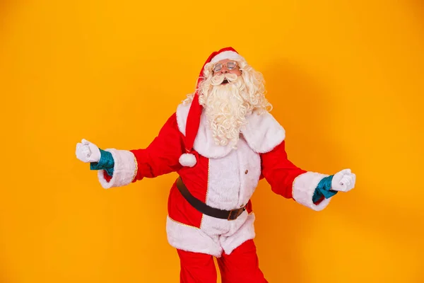 Święty Mikołaj Świętuje Zwycięstwo Żółtym Tle — Zdjęcie stockowe