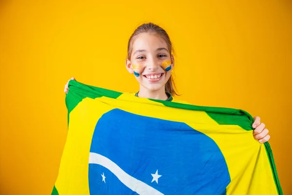 Маленька Козацька Дівчина Бразільським Прапором Жовтому Тлі Бразильський Прихильник Дітей — стокове фото