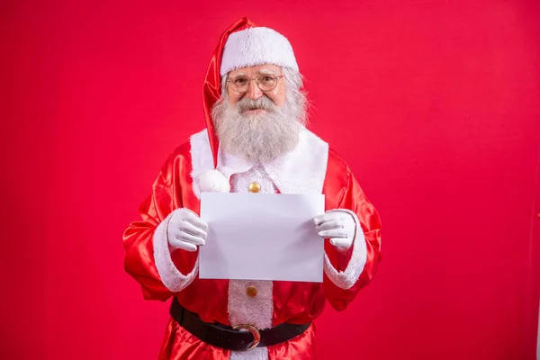 Feliz Santa Claus Sosteniendo Tablero Blanco Aislado Sobre Fondo Rojo — Foto de Stock