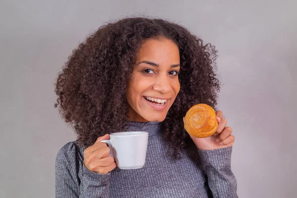 Afro Mujer Comer Donas Beber Café — Foto de Stock