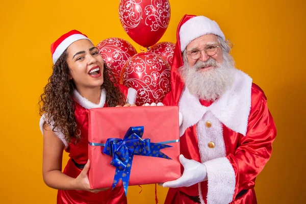 Real Santa Con Ayudante Noelete Sosteniendo Regalo Navidad Del Niño —  Fotos de Stock
