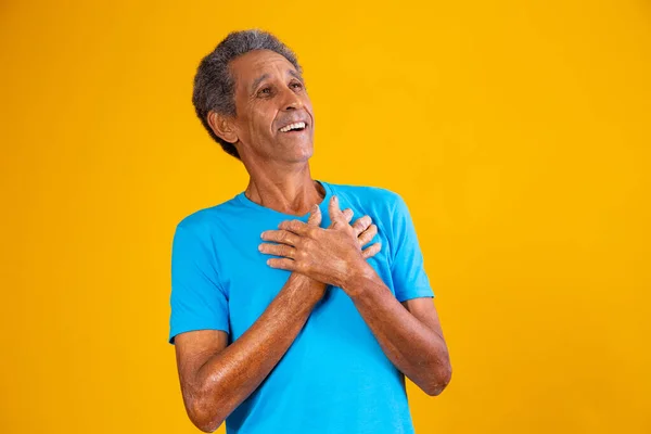 Älterer Afro Mann Mit Hand Auf Brust Dankbar — Stockfoto
