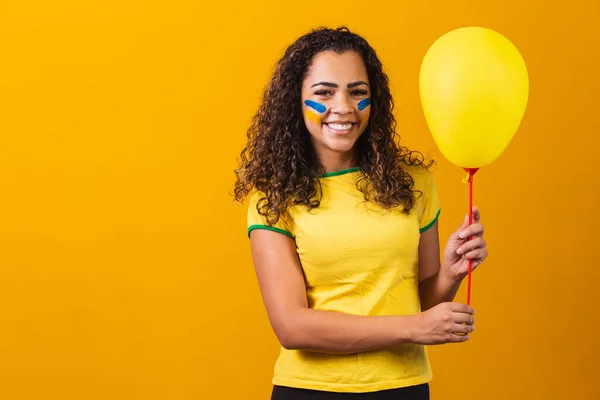Brezilya Yelpaze Sarı Bir Balon Tutuyor Mesaj Için Boş Yeri — Stok fotoğraf
