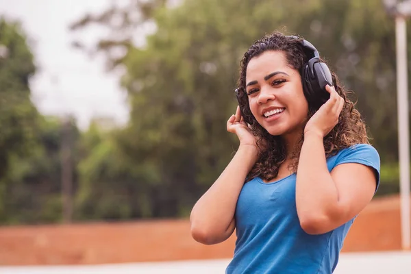 Fröhliche Afro Frau Hört Musik Über Ihren Kopfhörer — Stockfoto