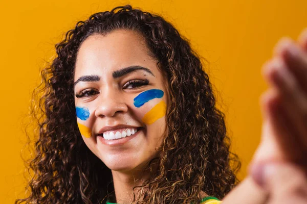 ブラジルのファンで塗装面取りA自撮り — ストック写真