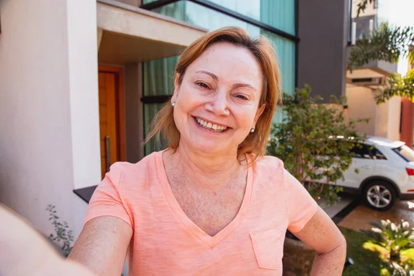 Närbild Äldre Kvinnor Som Tar Selfie — Stockfoto