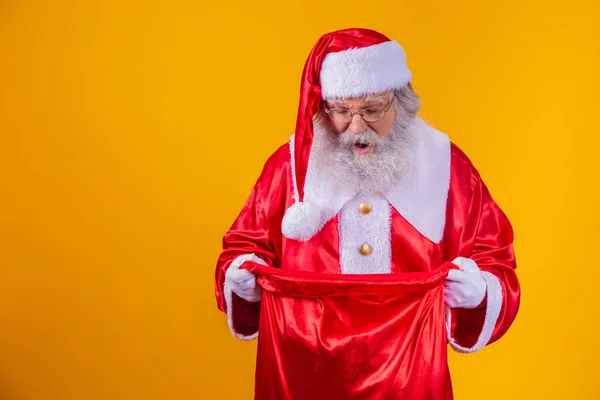 Neugierige Echte Weihnachtsmänner Schauen Die Geschenktüte — Stockfoto