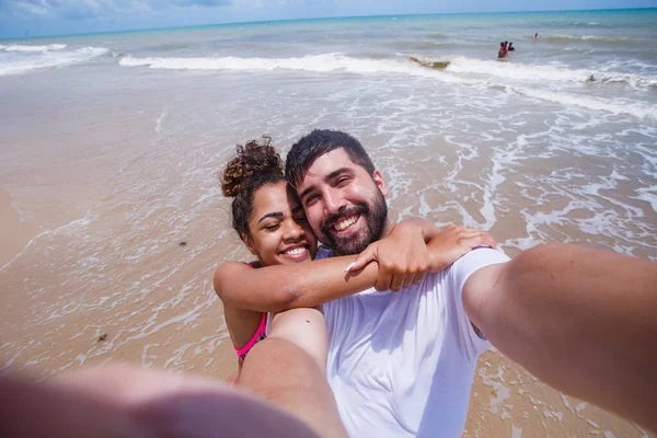 Joven Pareja Amorosa Sosteniéndose Mutuamente Playa Haciendo Selfie — Foto de Stock
