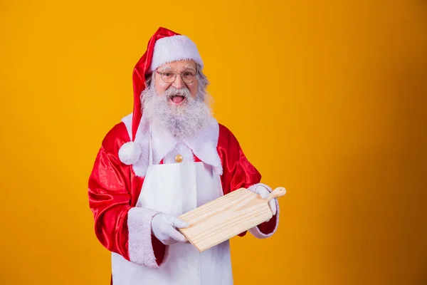 Санта Клаус Одетый Фартук Держит Пустую Доску Мясом Желтом Фоне — стоковое фото