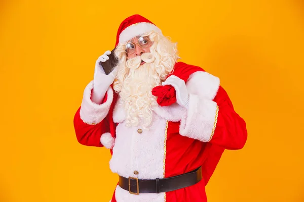 Julenissen Snakker Telefonen – stockfoto