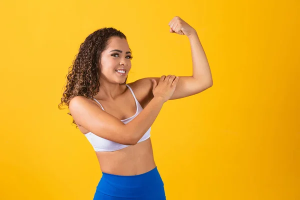 Imagem Uma Jovem Afro Americana Forte Confiante Flexionar Bíceps Apontar — Fotografia de Stock