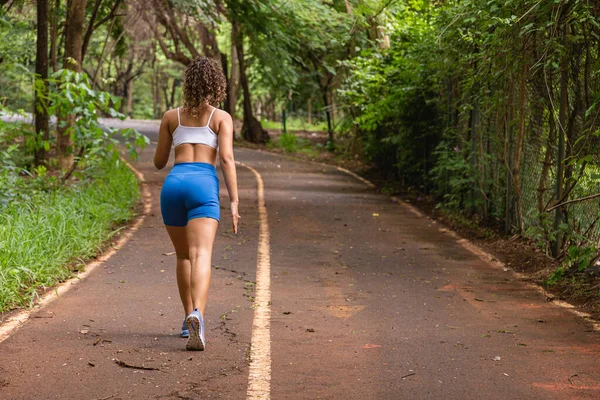 Kobieta Biegająca Parku — Zdjęcie stockowe