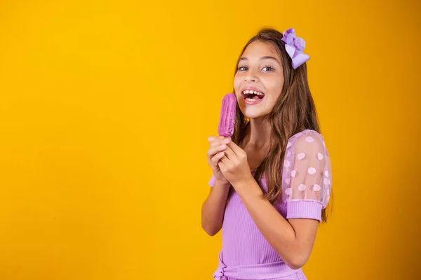 Маленькая Девочка Ест Цветное Ледяное Мороженое Летом Девушка Держит Фруктовое — стоковое фото