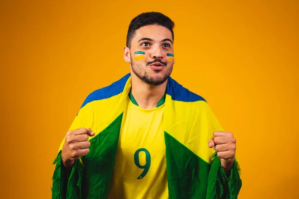 Brazilian Fan Hejar Publiken Gul Bakgrund — Stockfoto