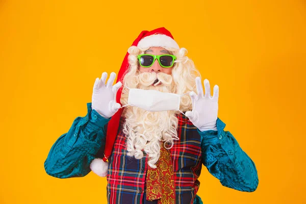 Skutečný Santa Claus Žlutém Pozadí Drží Rukou Ochrannou Masku Proti — Stock fotografie