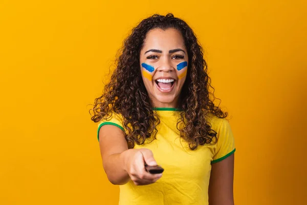 若いですブラジルのファンの女の子とともにコントローラーブラジルのゲームを見る準備ができて — ストック写真