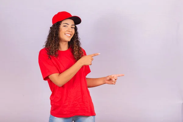 Empleada Parto Mujer Gorra Roja Camiseta Blanco Mensajero Trabajo Uniforme — Foto de Stock